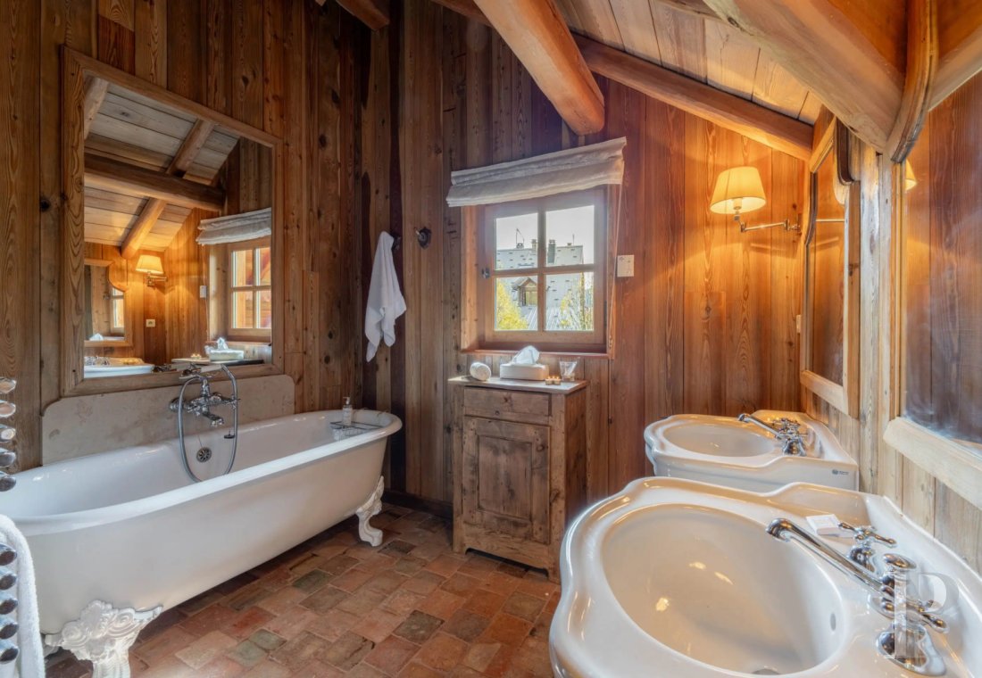 A vast chalet built to the highest standards by the «compagnons du devoir» near Monêtier-les-Bains in the Hautes-Alpes department - photo  n°15